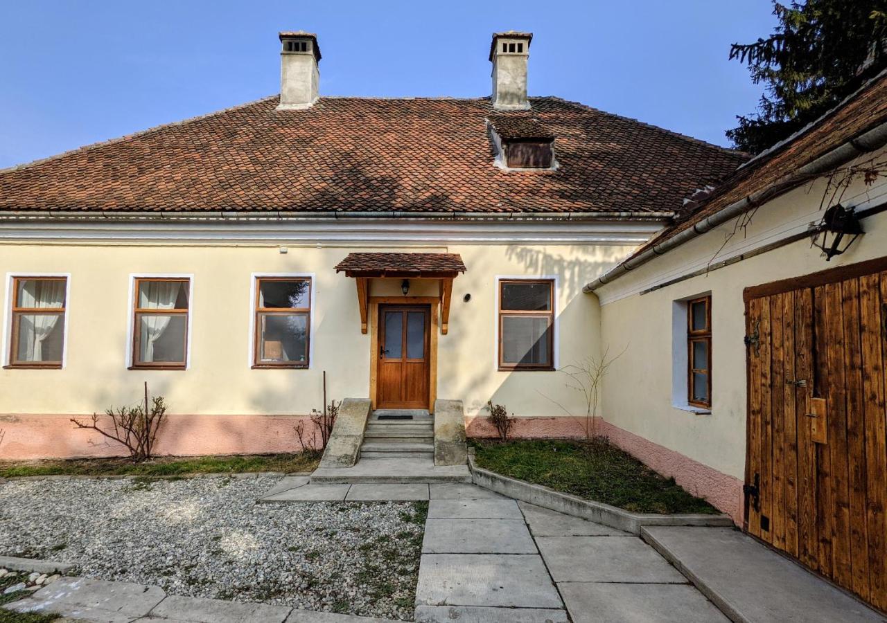 Hotel Gaestehaus Honigberg Next To The Fortified Church Of Hărman Exterior foto