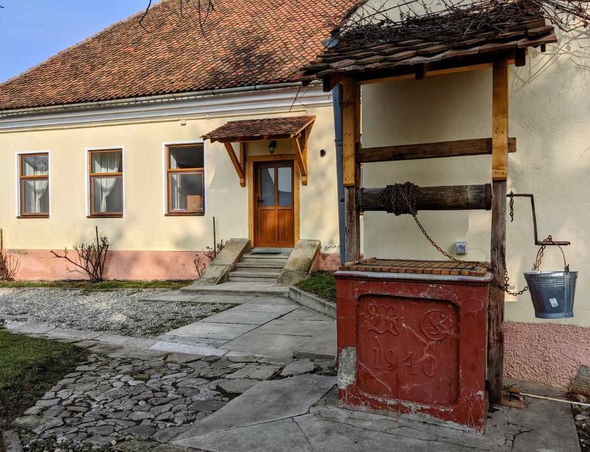 Hotel Gaestehaus Honigberg Next To The Fortified Church Of Hărman Exterior foto